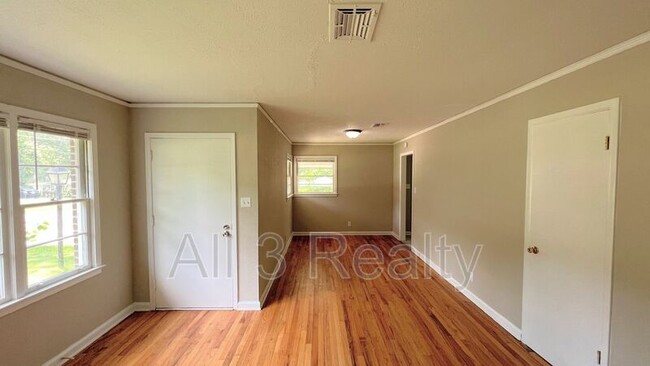 Building Photo - 924 Green Ridge Rd