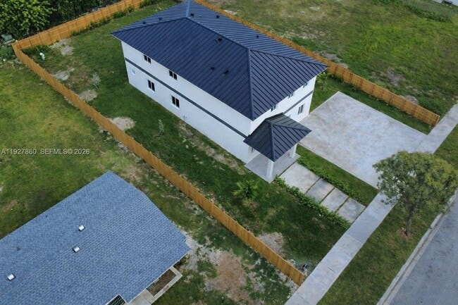 Building Photo - 722 NW 6th Ct