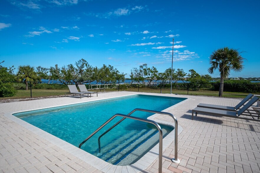 Building Photo - 7715 Manasota Key Rd