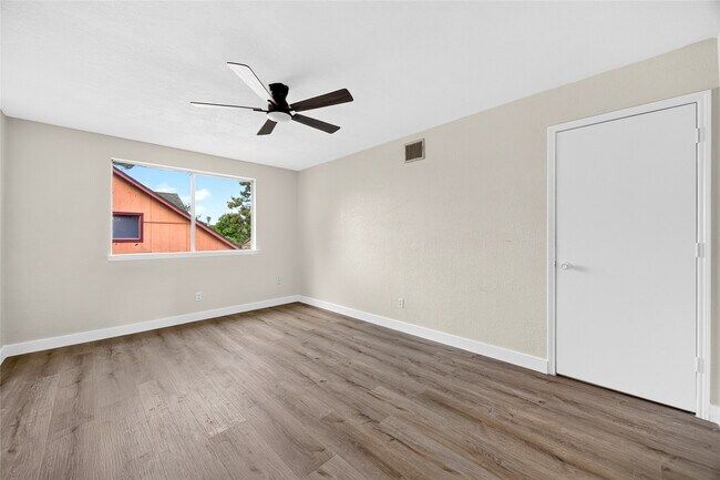Building Photo - 2426 Woodsdale Blvd