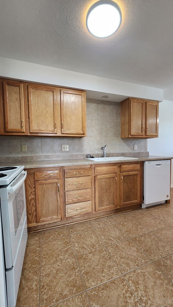 Building Photo - Amazing 3 bedroom Duplex - Super clean and ready to move in!