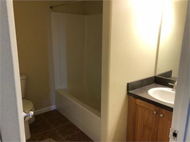 Building Photo - 3 Bedroom 2.5 Bath Townhome behind Costco!