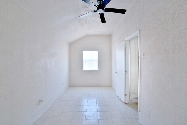 Building Photo - 222 Spell St