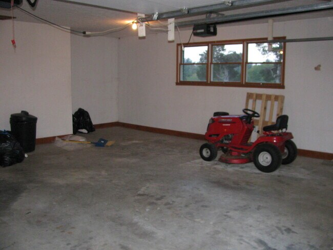 Building Photo - Private Farm House, Lots of Space, Country...