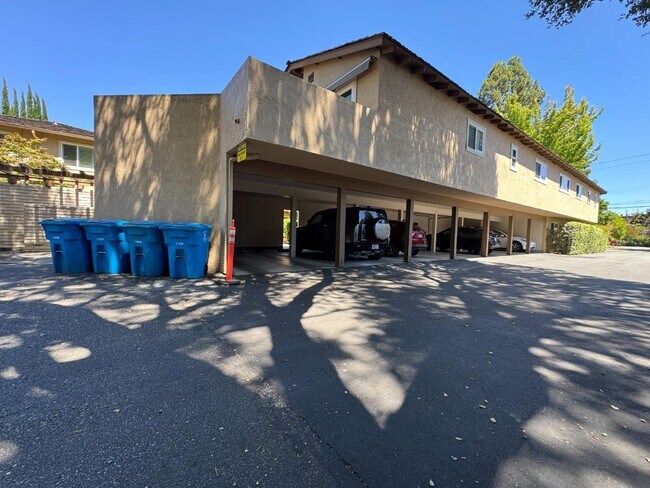 Building Photo - 1323 Hoover St