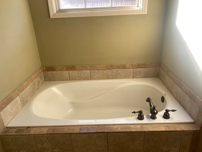 Building Photo - 3 bed / 2 bath Forest Glen