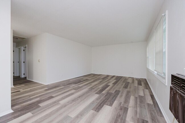 Building Photo - 2825 Hinde Ave
