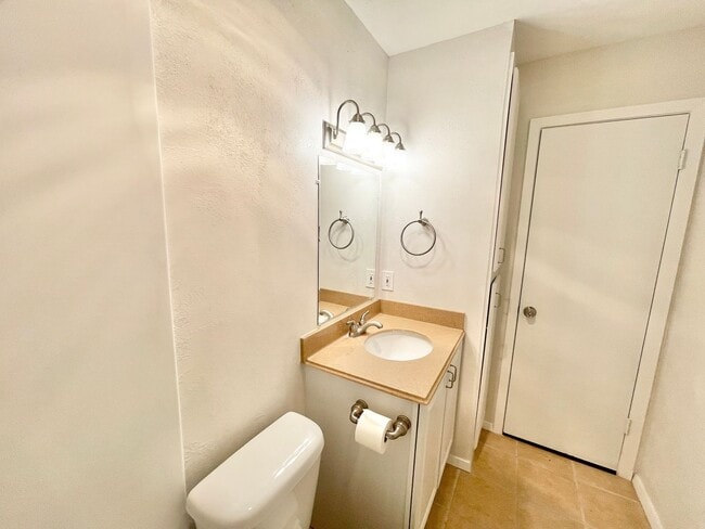 Building Photo - Gorgeous 3/2 recently renovated in homey neighborhood