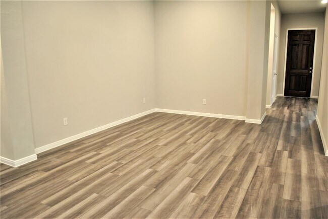 Building Photo - 14131 Lake Lodge Dr
