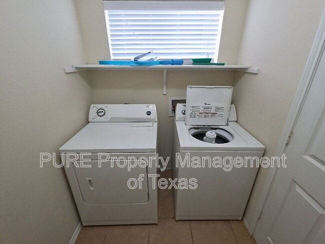 Building Photo - 204 Ruby Lake Dr
