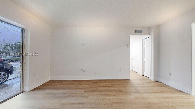 Building Photo - 567 SW 3rd St