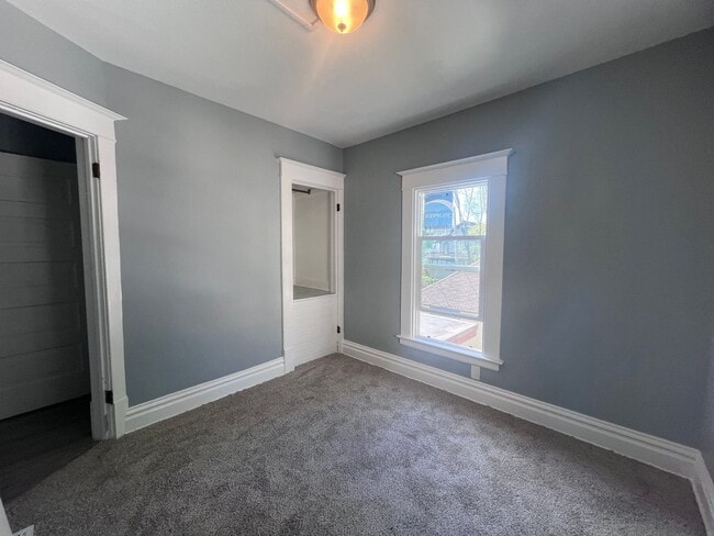 Building Photo - Large Single Family Five Bedroom Home!