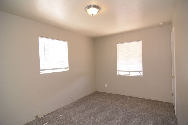 Building Photo - Charming Remodeled 2 Bedroom 1 Bath Home! ...