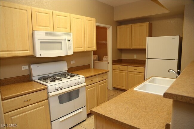 Building Photo - 8250 N Grand Canyon Dr