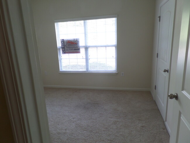 Building Photo - Eagle Creek Condos at Hillcrest!