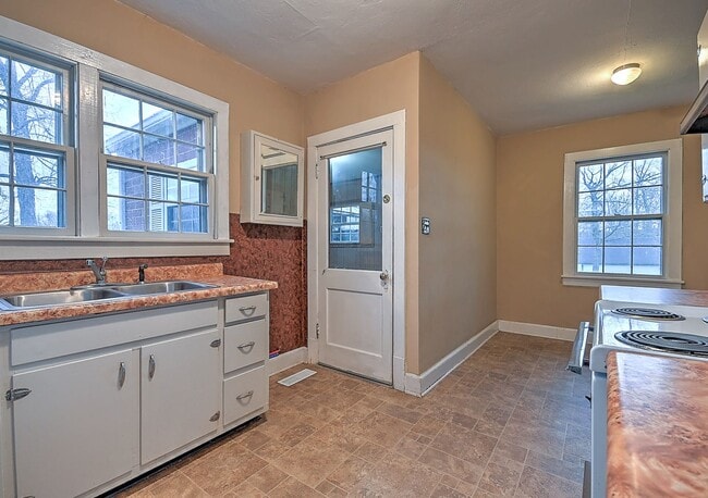 Building Photo - 6456 Blue Springs Pkwy