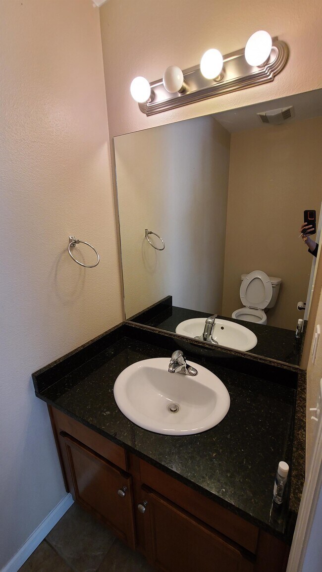 Building Photo - 807 Montclair Dr