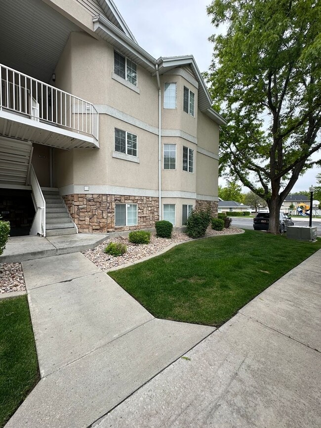 Building Photo - Partially furnished condo in Orem