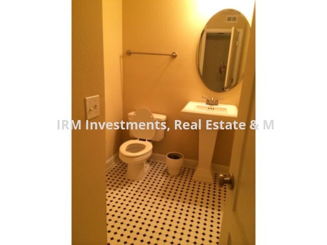 Building Photo - 1 bed 1.5 baths condo with DEN,