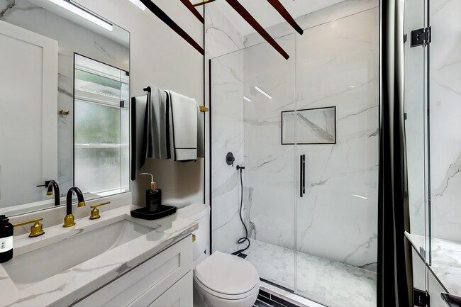 Building Photo - 2818 W Fletcher St