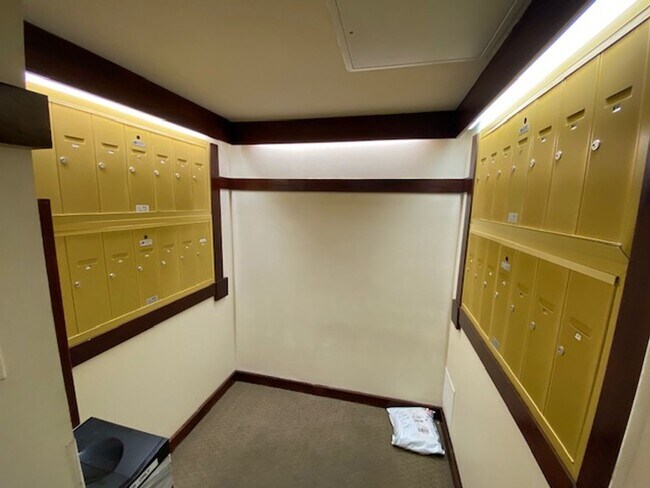 Building Photo - Dupont - West End Fabulous studio with decorative Fireplace & W/D