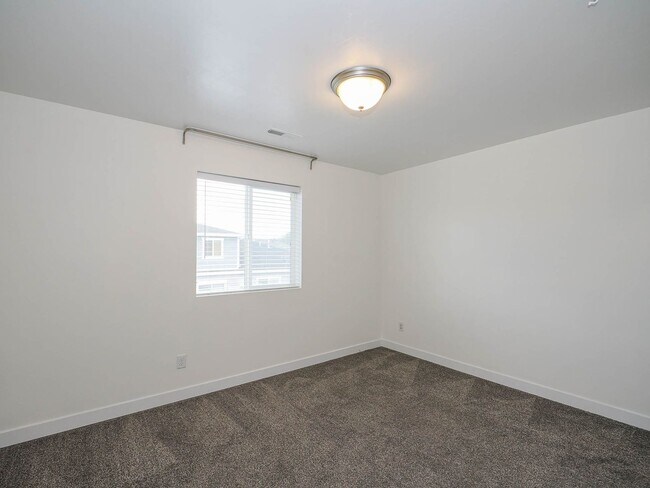 Building Photo - 3 Bedroom, 2.5 Bathroom Riverton Town Home