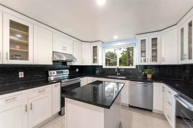 Building Photo - 12525 SW 72nd Ave