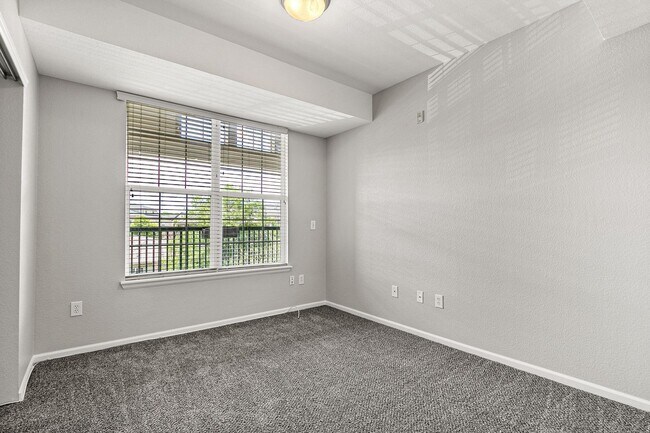 Building Photo - Awesome Penthouse Condo in Town Center Terrace!