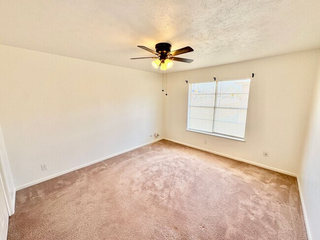 Building Photo - Charming 2 Bed 1 Bath Duplex - Walk to Sch...