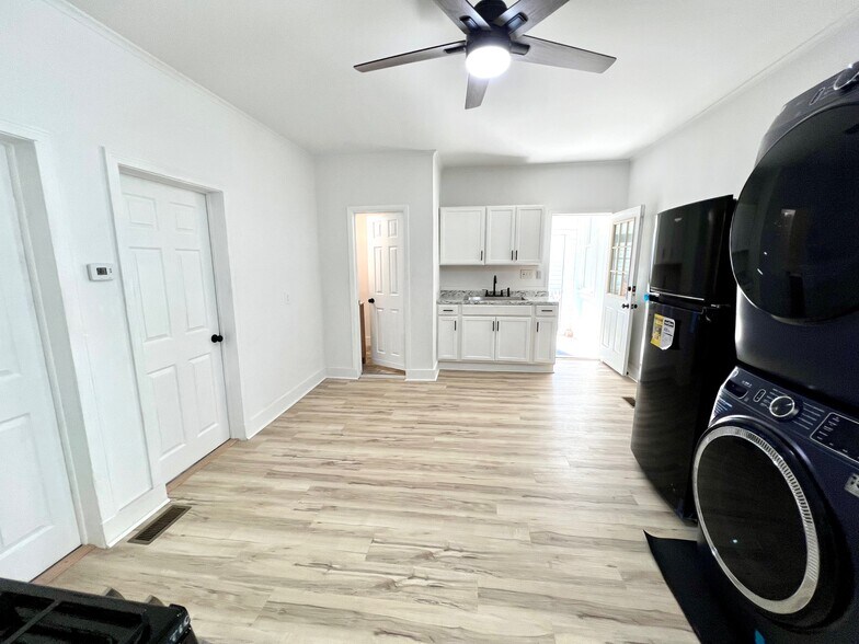 Building Photo - 39 1/2 Milton Ave