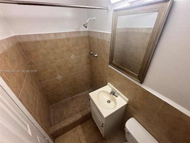 Building Photo - 610 NE 12th Ave