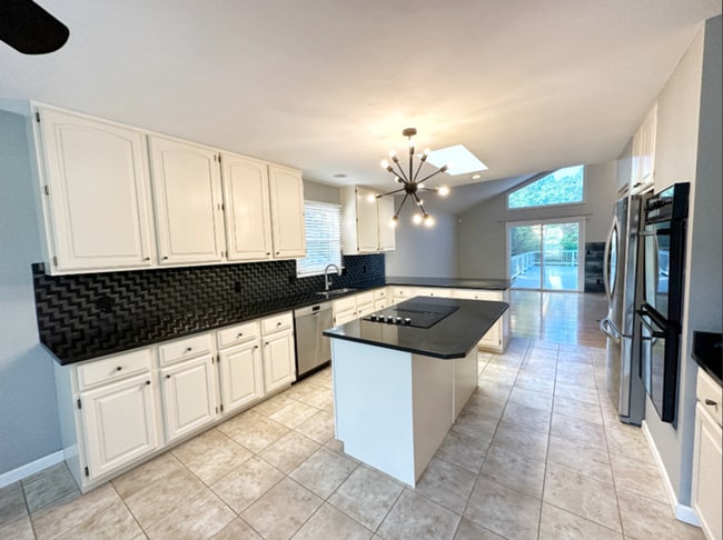 Building Photo - 1114 S Charlemagne Dr