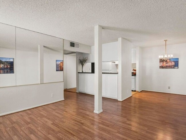 Building Photo - 2 Bedroom, 1 Bathroom Condo in Reno.  Lake...