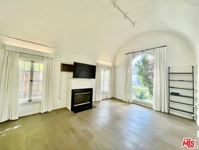 Building Photo - 459 S Holt Ave