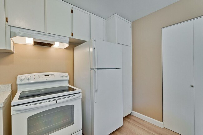 Building Photo - Remodeled 2 Bed 1 Bath Condo!