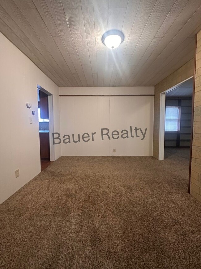 Building Photo - 3 -4 Bedroom Home Near Brookside Park