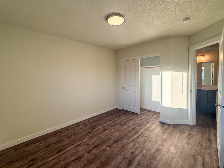 Building Photo - 507 NW Hillcrest Dr