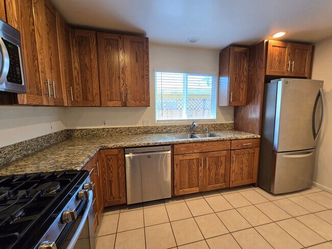 Building Photo - 5BD/3BA on Adobe Dr!! (Lease out, pending ...