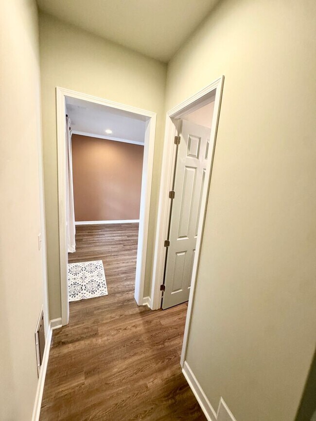 Building Photo - ELITE Townhome on Market Common! Move in ready! Make it YOURS for the Holidays!