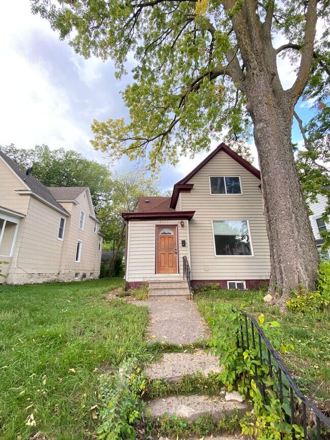 Building Photo - 4 Bdr/2Bath Spacious Home Available