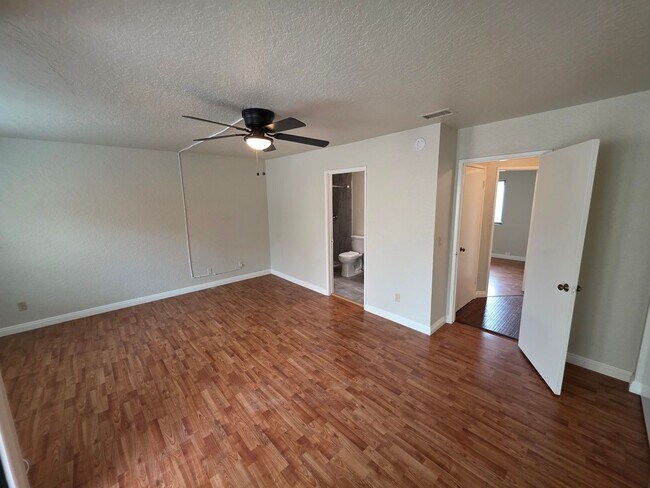 Building Photo - Beautiful 3 Bed, 2 Bath condo with 2 car garage & laundry