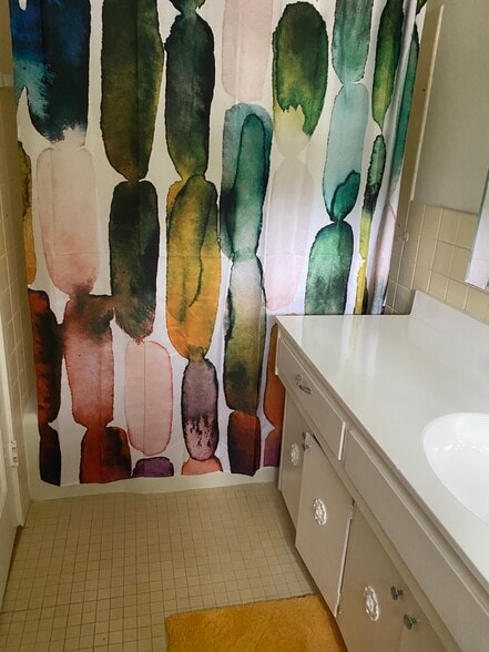 Bathroom - 5458 1/2 Village Grn