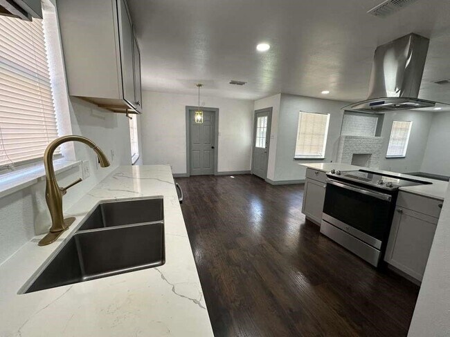 Building Photo - 5850 Paisley St