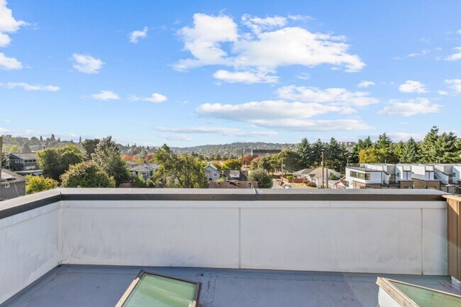 Building Photo - 2Bd/1.75Ba Seattle Townhouse