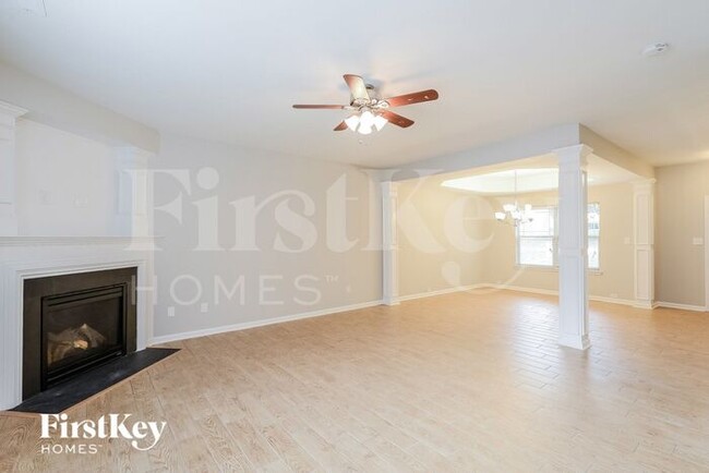 Building Photo - 5519 Pinebrook Ln