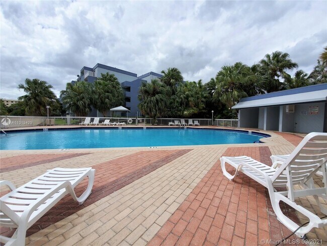 Building Photo - 9363 Fontainebleau Blvd