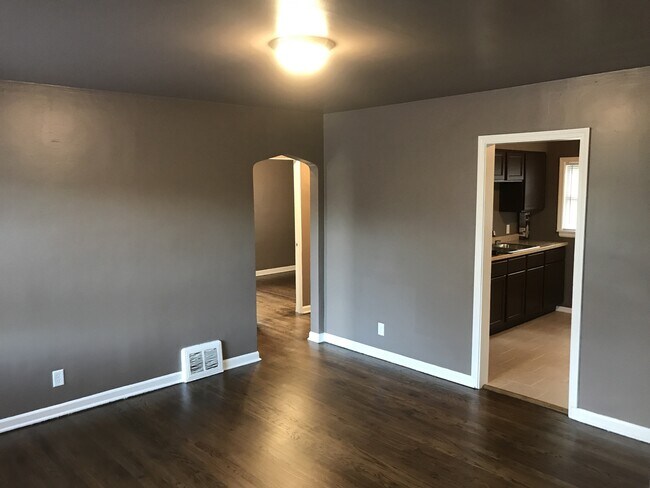 Building Photo - 2 BEDROOM HOME WITH APPLIANCES