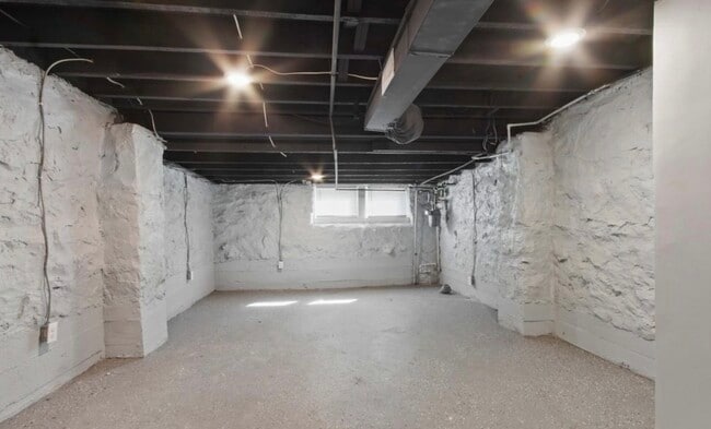 Building Photo - 2582 Edmondson Ave