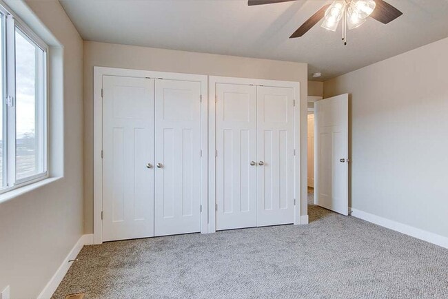 Building Photo - Elite 4 bedroom Townhome/Move in specials!