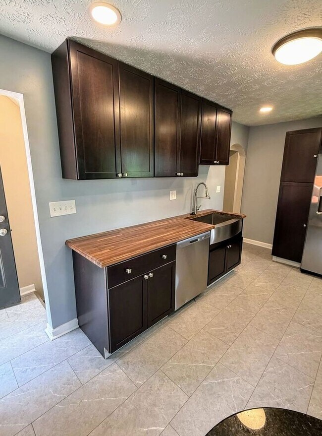 Building Photo - Spacious 6BR House in New Lebanon